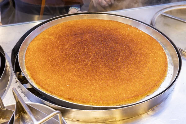 Geleneksel Türk şerbeti, Hatay kunefe, bir usta tarafından bakır kasede pişiriliyor ve ocakta döndürüyor. Hatay Kunefe 'yi kızartıyoruz. Geleneksel Türk tatlıları.