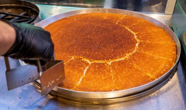 Geleneksel Türk şerbeti, Hatay kunefe, bir usta tarafından bakır kasede pişiriliyor ve ocakta döndürüyor. Hatay Kunefe 'yi kızartıyoruz. Geleneksel Türk tatlıları.