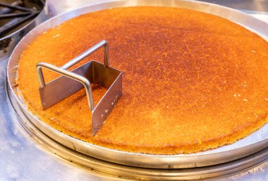 Geleneksel Türk şerbeti, Hatay kunefe, bir usta tarafından bakır kasede pişiriliyor ve ocakta döndürüyor. Hatay Kunefe 'yi kızartıyoruz. Geleneksel Türk tatlıları.