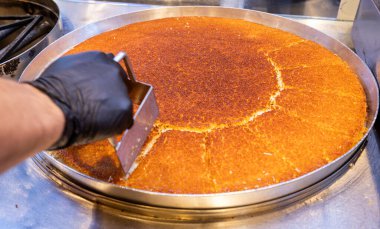 Geleneksel Türk şerbeti, Hatay kunefe, bir usta tarafından bakır kasede pişiriliyor ve ocakta döndürüyor. Hatay Kunefe 'yi kızartıyoruz. Geleneksel Türk tatlıları.