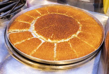 Geleneksel Türk şerbeti, Hatay kunefe, bir usta tarafından bakır kasede pişiriliyor ve ocakta döndürüyor. Hatay Kunefe 'yi kızartıyoruz. Geleneksel Türk tatlıları.