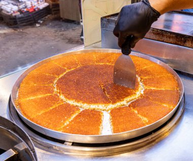 Geleneksel Türk şerbeti, Hatay kunefe, bir usta tarafından bakır kasede pişiriliyor ve ocakta döndürüyor. Hatay Kunefe 'yi kızartıyoruz. Geleneksel Türk tatlıları.