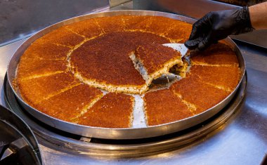 Geleneksel Türk şerbeti, Hatay kunefe, bir usta tarafından bakır kasede pişiriliyor ve ocakta döndürüyor. Hatay Kunefe 'yi kızartıyoruz. Geleneksel Türk tatlıları.