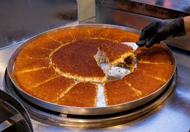 Geleneksel Türk şerbeti, Hatay kunefe, bir usta tarafından bakır kasede pişiriliyor ve ocakta döndürüyor. Hatay Kunefe 'yi kızartıyoruz. Geleneksel Türk tatlıları.