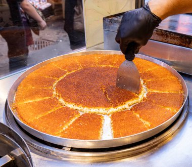 Geleneksel Türk şerbeti, Hatay kunefe, bir usta tarafından bakır kasede pişiriliyor ve ocakta döndürüyor. Hatay Kunefe 'yi kızartıyoruz. Geleneksel Türk tatlıları.