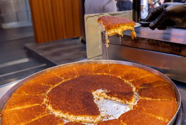 Geleneksel Türk şerbeti, Hatay kunefe, bir usta tarafından bakır kasede pişiriliyor ve ocakta döndürüyor. Hatay Kunefe 'yi kızartıyoruz. Geleneksel Türk tatlıları.