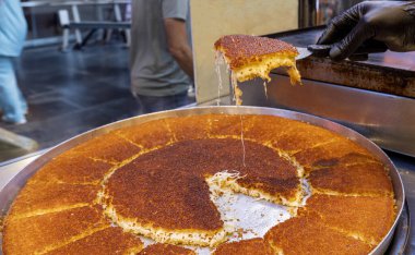 Geleneksel Türk şerbeti, Hatay kunefe, bir usta tarafından bakır kasede pişiriliyor ve ocakta döndürüyor. Hatay Kunefe 'yi kızartıyoruz. Geleneksel Türk tatlıları.