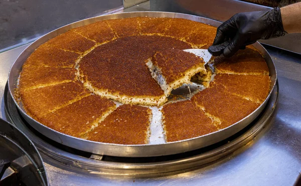 Geleneksel Türk şerbeti, Hatay kunefe, bir usta tarafından bakır kasede pişiriliyor ve ocakta döndürüyor. Hatay Kunefe 'yi kızartıyoruz. Geleneksel Türk tatlıları.