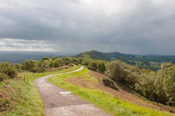 İngiliz kırsalındaki Malvern tepeleri manzarası
