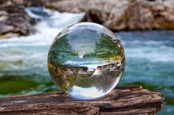 Kristall Glas Boll Sfär Avslöjar Vattenfall Landskap Med Sfäriska Perspektiv — Stockfoto