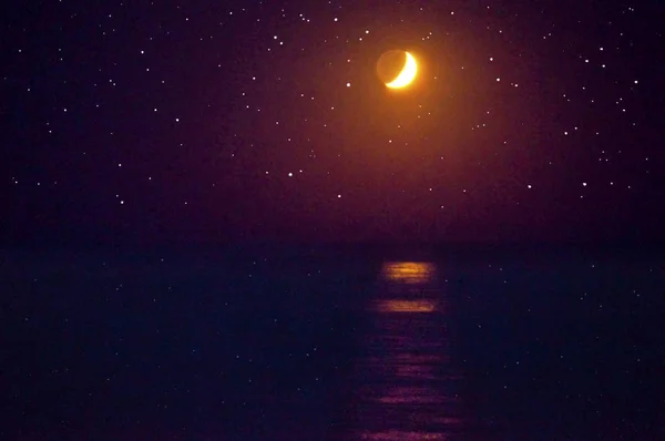 Lua Brilhando Sobre Oceano Escuro Com Estrelas Céu — Fotografia de Stock