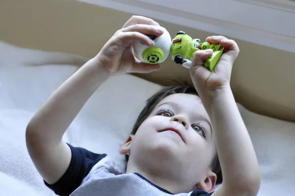 Kind Spielt Mit Spielzeugroboter Großaufnahme Stockfoto