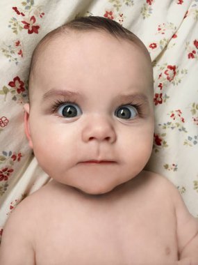 Komik ifade ve yoğun büyük gözleri ile Bebek kadar kapatın