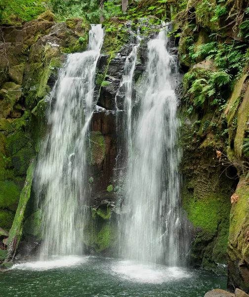 Cascading Vattenfall Med Mossiga Stenar Närbild Vertikal Panoramautsikt — Stockfoto