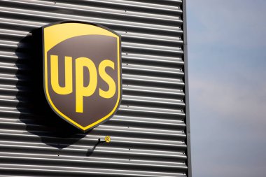 Vilnius / Litvanya 15 Mart 2019 UPS logosu. United Parcel Service dünyanın en büyük paket teslimat şirketi ve tedarik zinciri yönetim çözümleri sağlayıcısıdır. 
