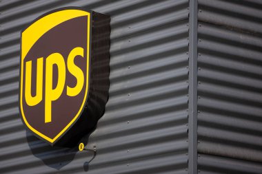 Vilnius / Litvanya 15 Mart 2019 UPS logosu. United Parcel Service dünyanın en büyük paket teslimat şirketi ve tedarik zinciri yönetim çözümleri sağlayıcısıdır. 