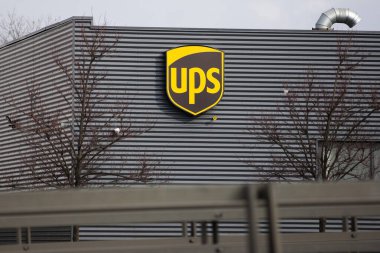 Vilnius / Litvanya 15 Mart 2019 UPS logosu. United Parcel Service dünyanın en büyük paket teslimat şirketi ve tedarik zinciri yönetim çözümleri sağlayıcısıdır. 