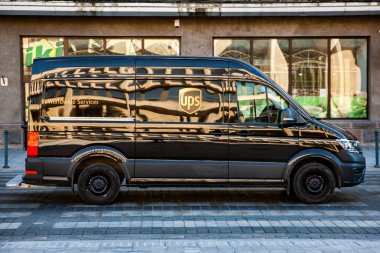 Vilnius / Litvanya 2 Nisan 2019 UPS kamyonu dünyanın en büyük kargo şirketlerinden biridir..