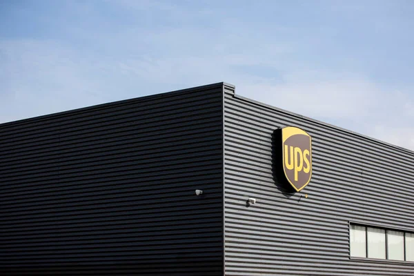 Vilna Lituania Marzo 2019 Logotipo Ups Una Fachada United Parcel — Foto de Stock