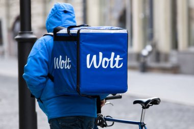 Vilnius / Litvanya 20 Mart 2019Wolt bisikletli kurye. Wolt, Finlandiya, İsveç, Danimarka, Estonya, Letonya ve Litvanya 'daki gıda restoranlarını keşfetme ve satın alma uygulamalarından biridir.