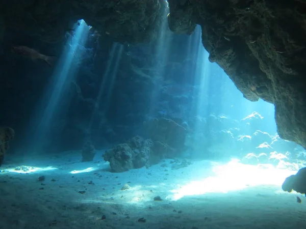 Foto Subaquática Paisagem Com Luz Solar Vigas Subaquáticas Mergulho Mar — Fotografia de Stock