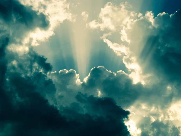 Céu Dramático Com Nuvens Raios Solares — Fotografia de Stock