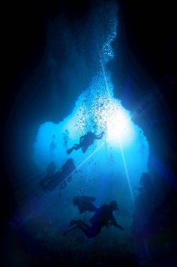 Dramtik mağaranın mavi güzel ışıkta dalışının sualtı fotoğrafı. Tayland 'daki Koh Haa' da dalış yaparken.. 