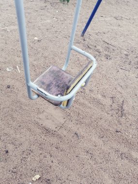 Parkta salıncak, bulutlu bir gün.