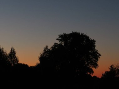 Kasvetli tropikal gün batımı, Tayland 'da, Su ve adalar üzerinde gün doğumu gökyüzü.