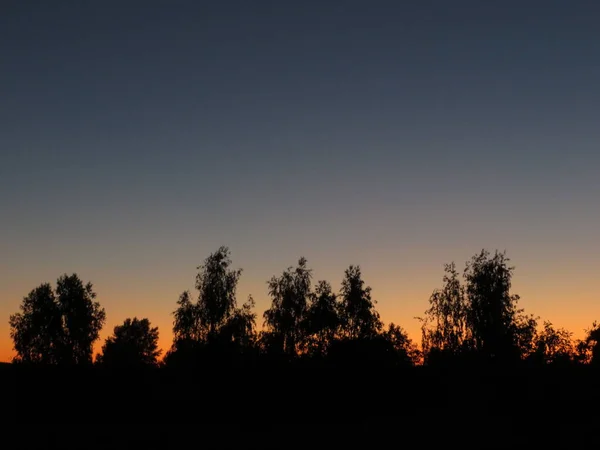 Smutný tropický západ slunce, obloha nad vodou a ostrovy, Thajsko. — Stock fotografie