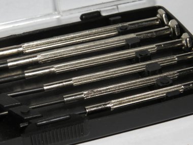 Sarı ve siyah plastik saplı Slot tornavidaları.