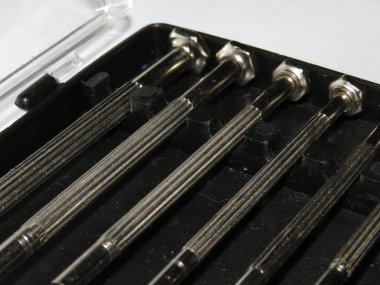 Sarı ve siyah plastik saplı Slot tornavidaları.