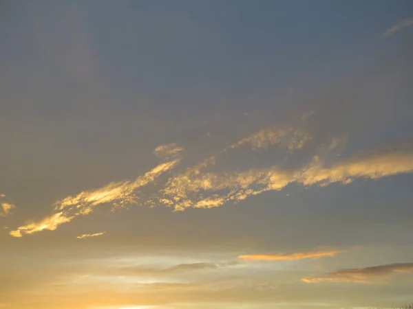 Röd Himmel Vid Solnedgången Sommarkväll Ett Fält — Stockfoto