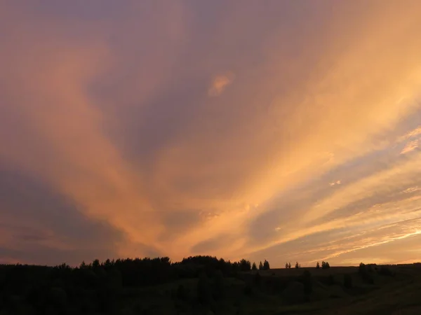 Röd Himmel Vid Solnedgången Sommarkväll Ett Fält — Stockfoto