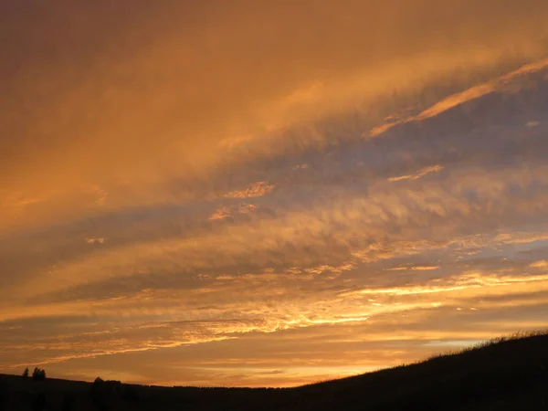 Röd Himmel Vid Solnedgången Sommarkväll Ett Fält — Stockfoto