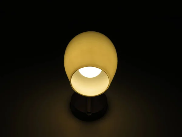 Een Kleine Gloeiende Gloeilamp Thuis — Stockfoto