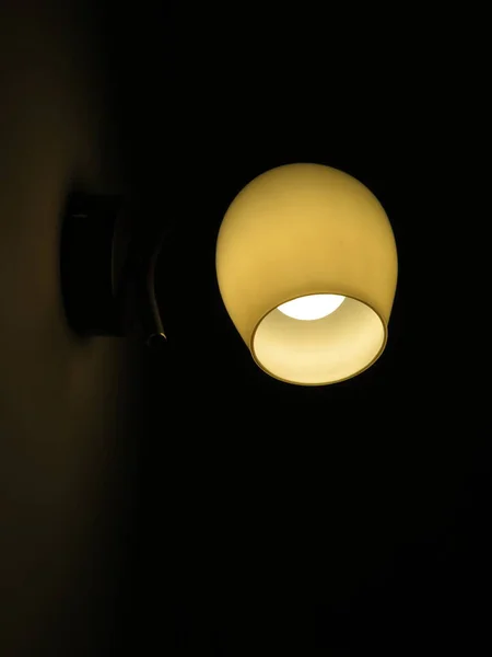 Una Piccola Lampadina Luminosa Casa — Foto Stock