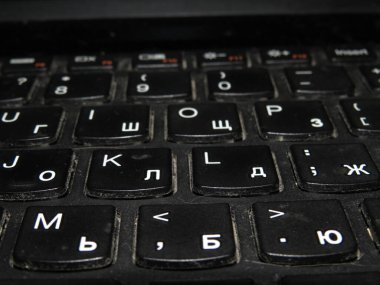 Kirli klavyeyi, evde ya da ofiste hijyenik olmayan ekipmanları kapat.