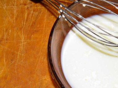 Bu, mekanik bir süreçle yapılır, sıklıkla çalkantılı kapağın içine yerleştirilen bir direk aracılığıyla.