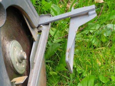 Metal ve çeliği bileşik demir testeresiyle kesmeye çalışan endüstriyel mühendis. Keskin, dairesel bıçakla..