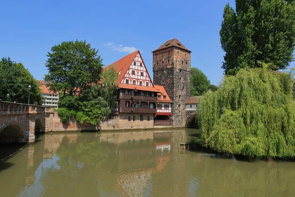 Yazın Nuremberg şehri manzarası. Almanya. Nuremberg 'deki Eski Şehir mimarisinin manzarası.