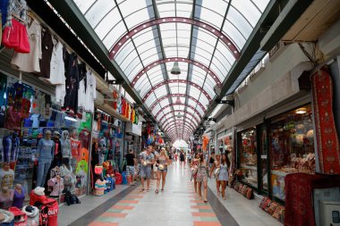 Marmaris / Türkiye - Ağustos 2013: Büyük Pazar. Tekstil, mücevher ve el işi ürünlerinin şehir merkezinde satıldığı büyük pazarın manzarası..