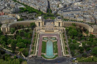 Eyfel Kulesi 'nin tepesinden Paris' in panoramik manzarası.