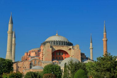 Ayasofya Camii. İstanbul-Türkiye arası. Ayasofya, 916 yıl boyunca kilise ve 482 yıl boyunca cami olarak kullanılan Doğu Roma İmparatorluğu 'nun en büyük kilisesidir. Şimdi bir müze..