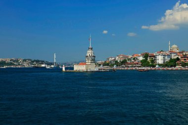 İstanbul / Türkiye - Mayıs 2014: Bakire Kulesi ve Boğazı açık gökyüzünde.