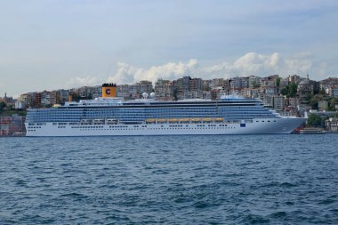 İstanbul, Karaköy / Türkiye - Mayıs 2014: Galata limanı, turistleri İstanbul 'a getiren yolcu gemilerinin limanıdır.