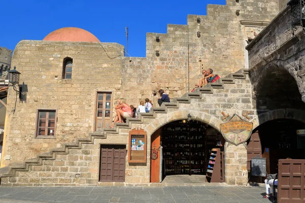 Rodos Adası / Yunanistan - Ekim 2013: Eski Rodos Bölgesi 'ndeki yorucu geziler sonrasında Hipokrat Meydanı' ndaki merdivenlerde dinlenen turistler.