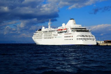 Ege adaları arasında seyahatlerde olan bir yolcu gemisi..