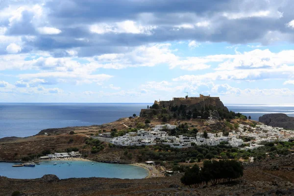 Lindos, Rhodes Adası, ünlü şatosu ve dar sokakları olan şirin bir yerleşim yeri..