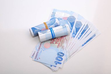 Beyaz zemin üzerinde 100 TL 'lik Türkiye banknotu.